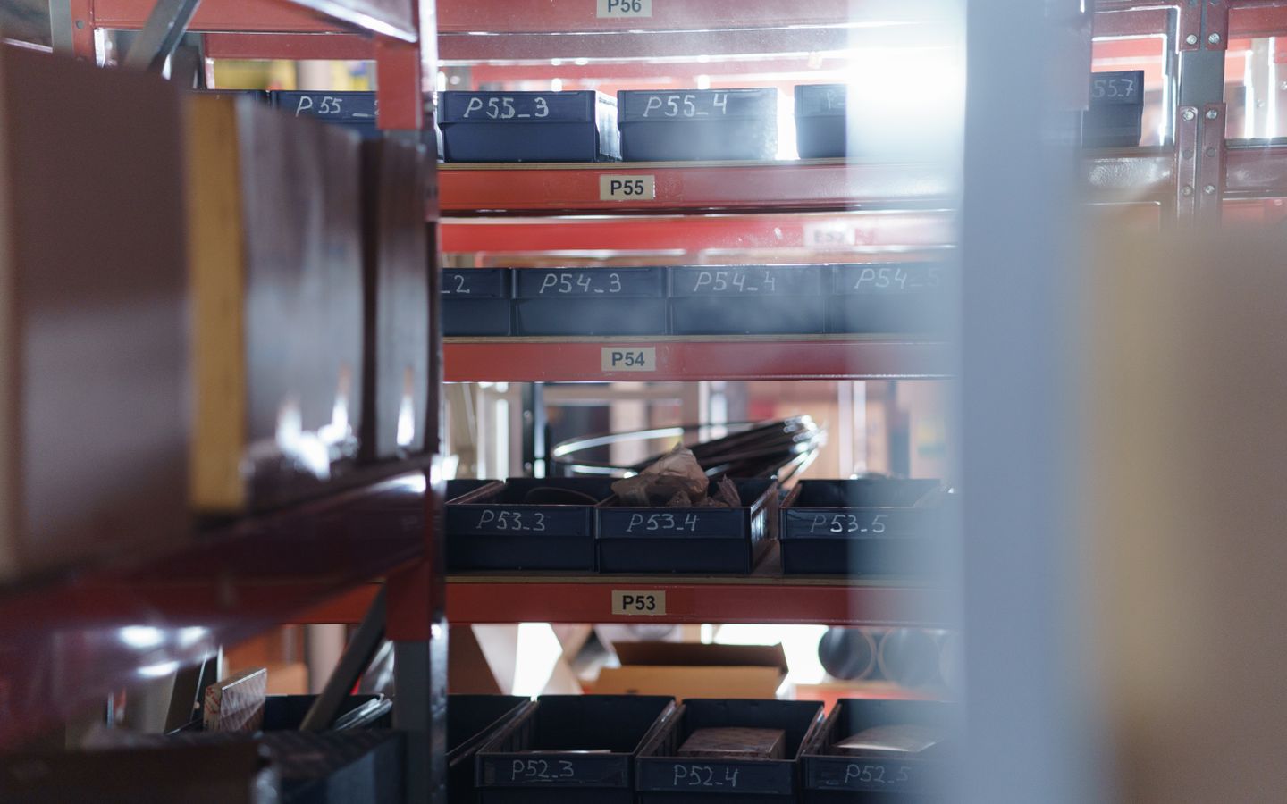 Rak berlabel untuk penyimpanan barang di gudang